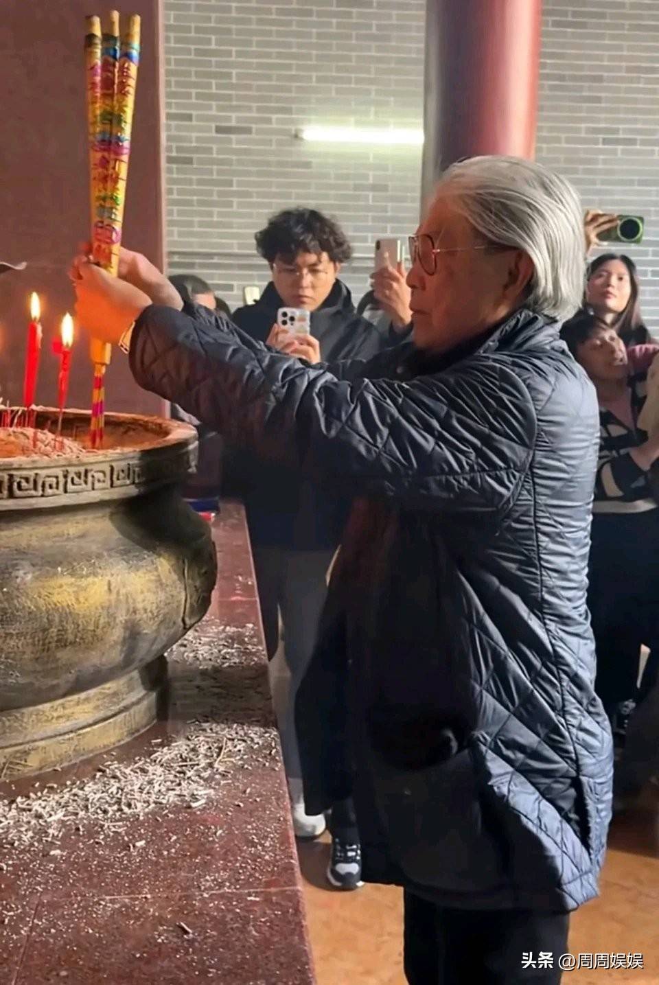 80岁霍震霆回佛山祭祖，满头白发举船模供奉，低调平和尽显家风