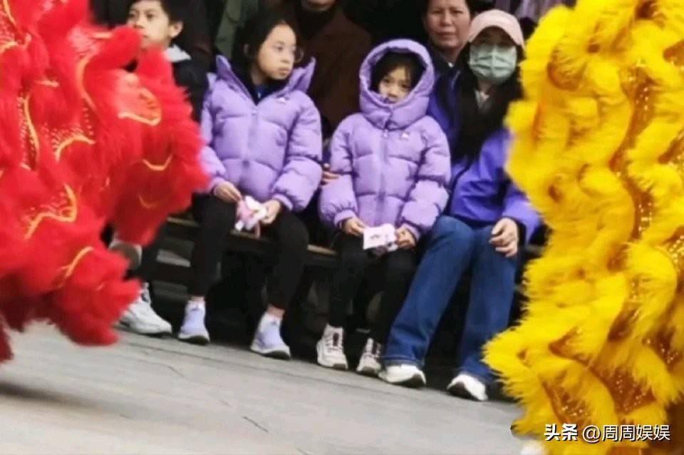 80岁霍震霆回佛山祭祖，满头白发举船模供奉，低调平和尽显家风